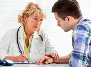 врач с мужчиной