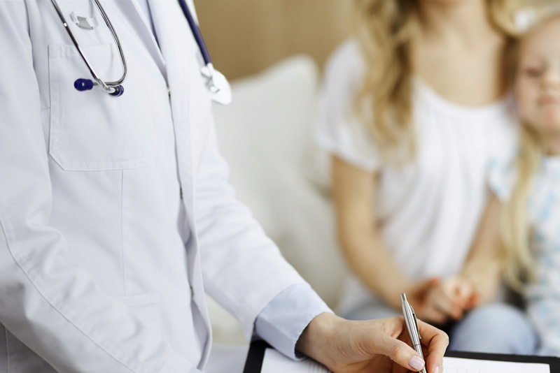 доктор лечит ребенка с психосоматическим расстройством